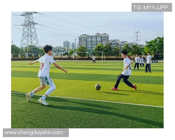 孩子们在阳光下快乐踢足球享受运动带来的欢笑与友谊